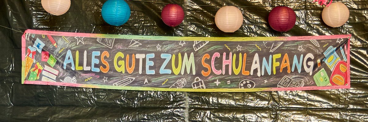 Banner „Alles Gute zum Schulanfang“ beim Einschulungsfest auf dem Familienhof Hörnchen